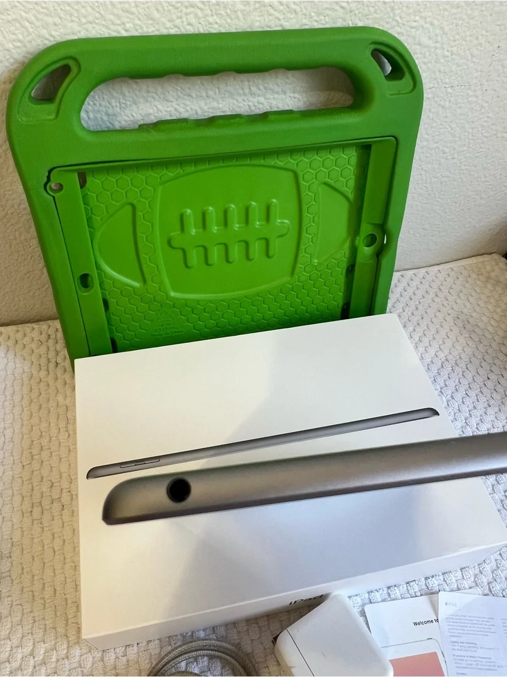 BUNDLE Apple Ipad Tablet 6th generation w/screen protector | READ DESCRIPTION